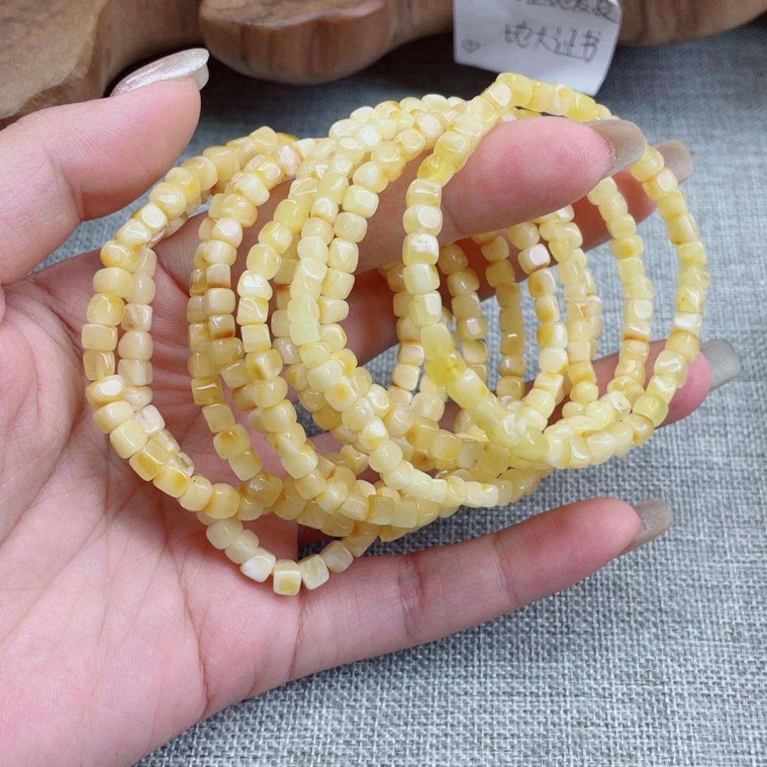 未镶嵌蜜蜡裸石多样性发其中一个