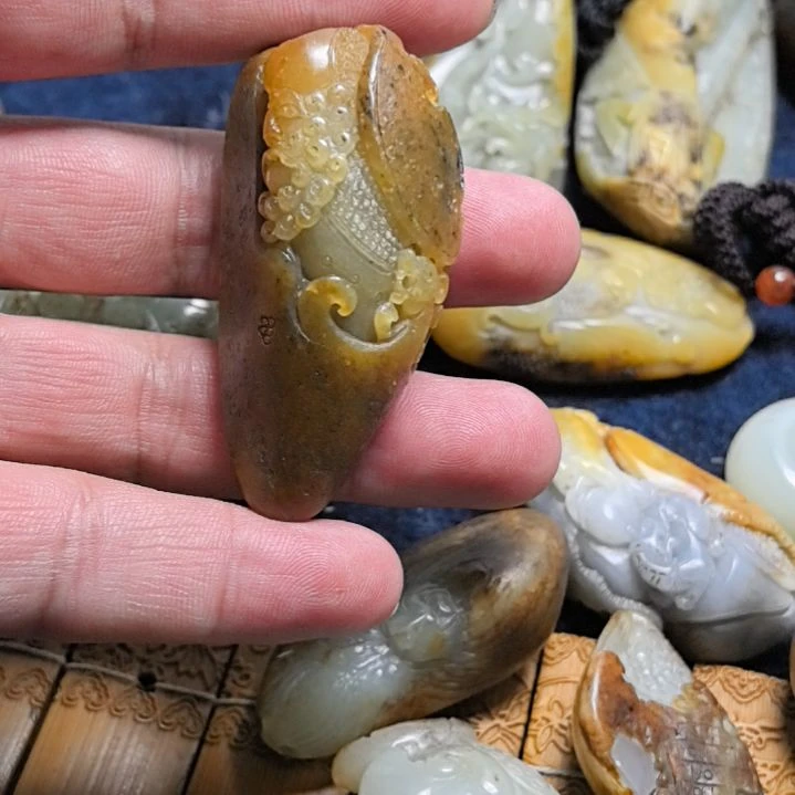 和田玉挂件未镶嵌钟*