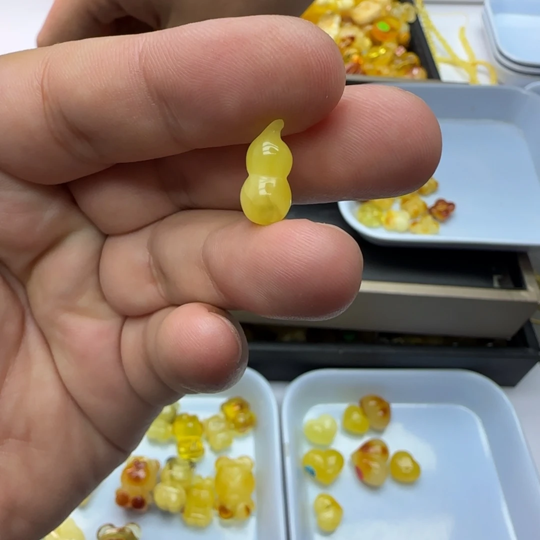 荆***棘琥珀未镶嵌裸石0.4克不包邮