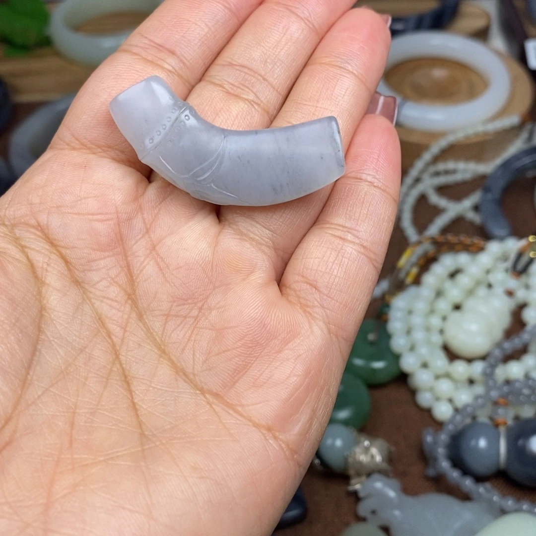 S***a和田玉未镶嵌颈饰