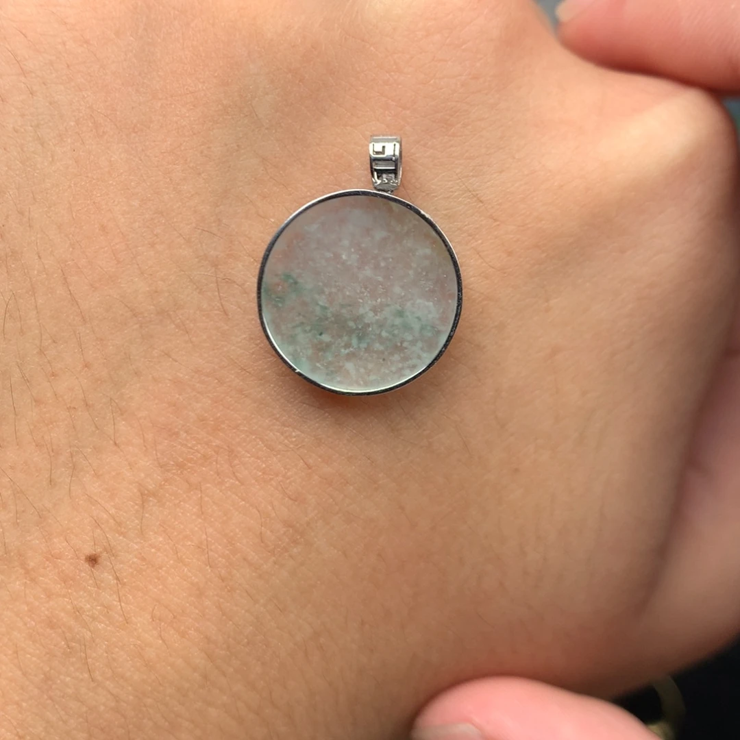 翡翠未镶嵌颈饰你是