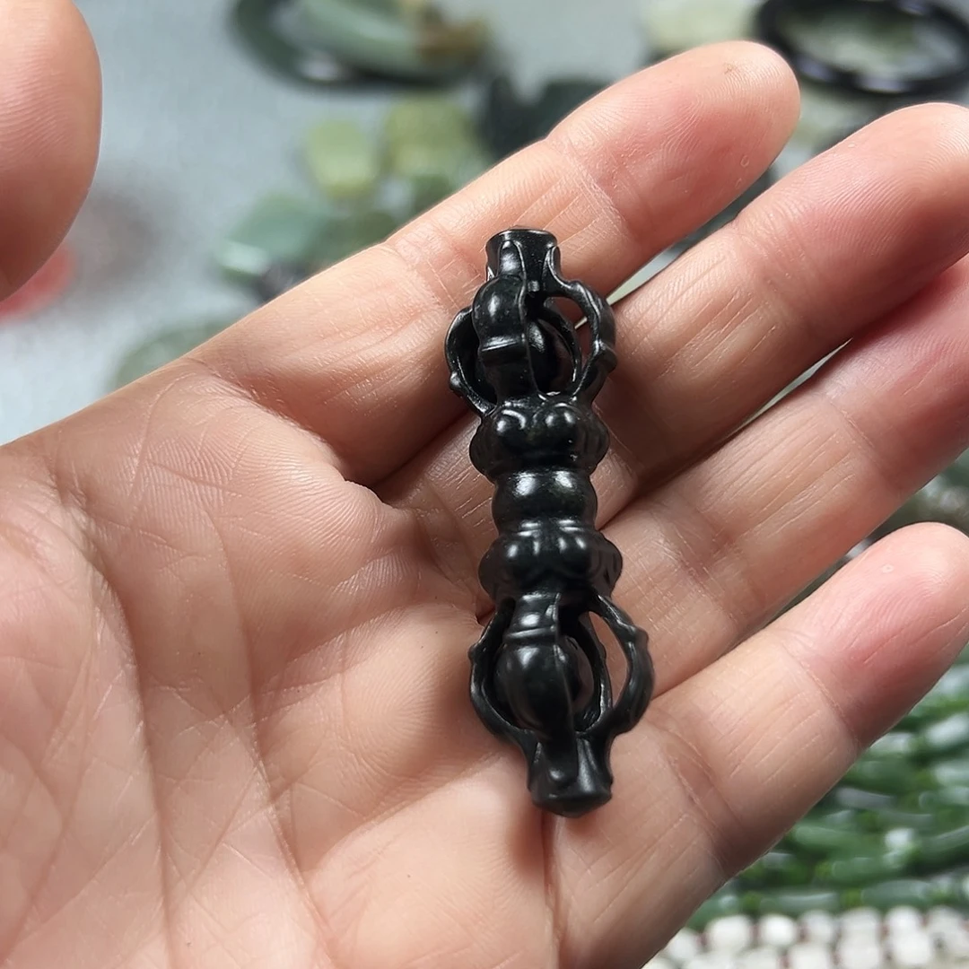 和田玉（墨玉）未镶嵌颈饰