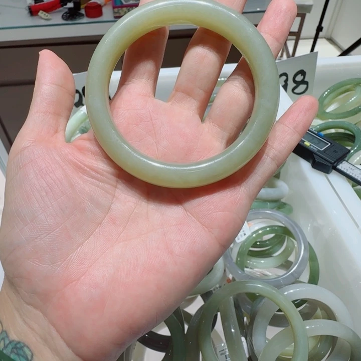 悦***己未镶嵌手镯和田玉121