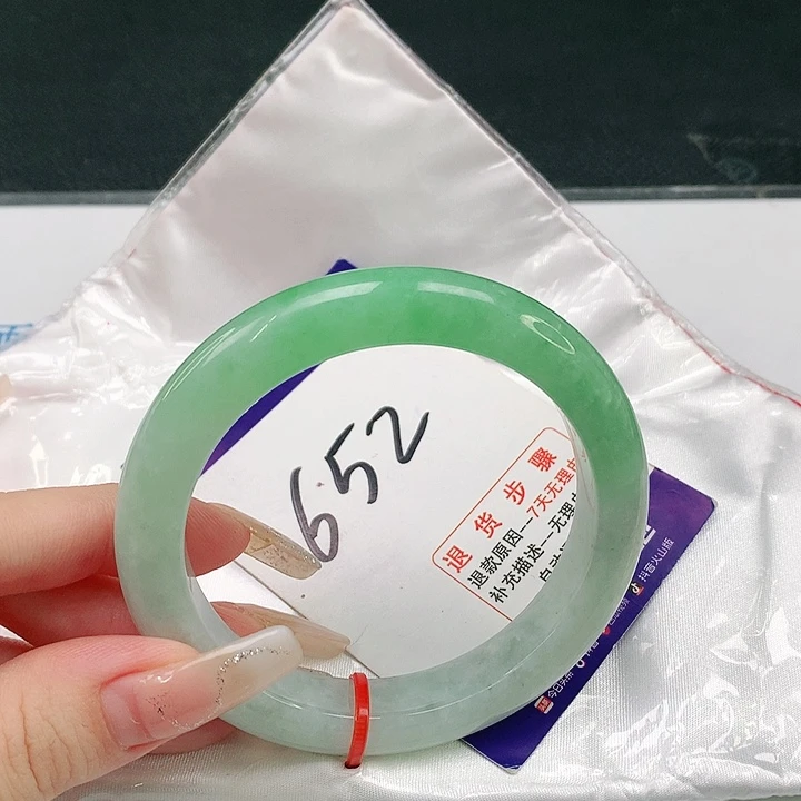 翡翠手镯未镶嵌翡翠手镯