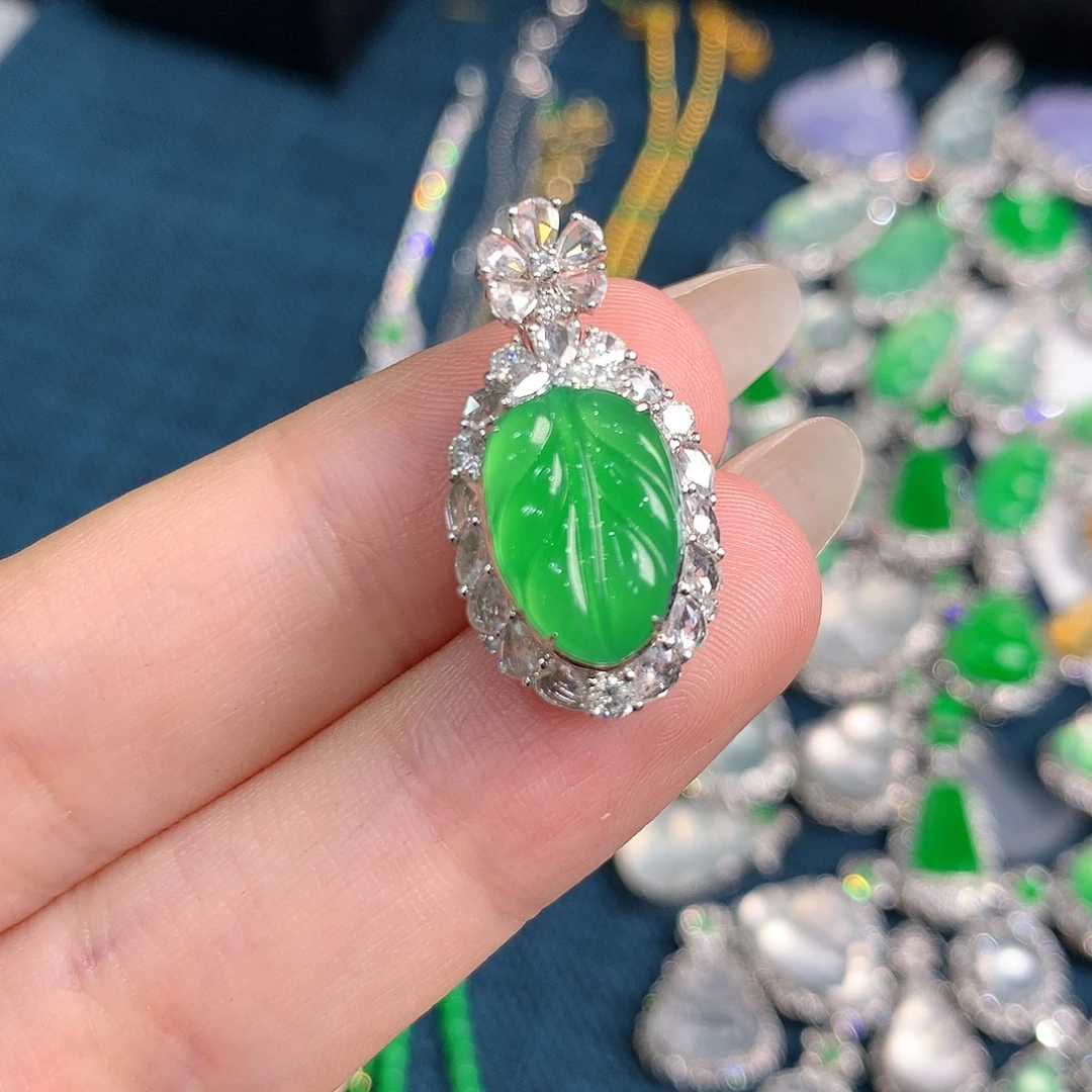 颈饰18K金镶嵌翡翠高冰黄阳绿叶子 48小时鉴赏期