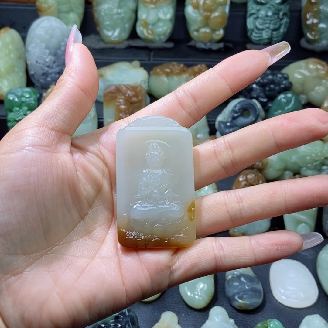 和田玉未镶嵌颈饰诗**方