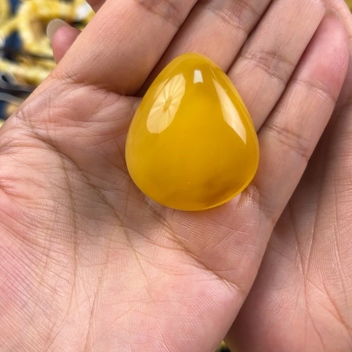 未镶嵌琥珀珠宝奇石琥珀。