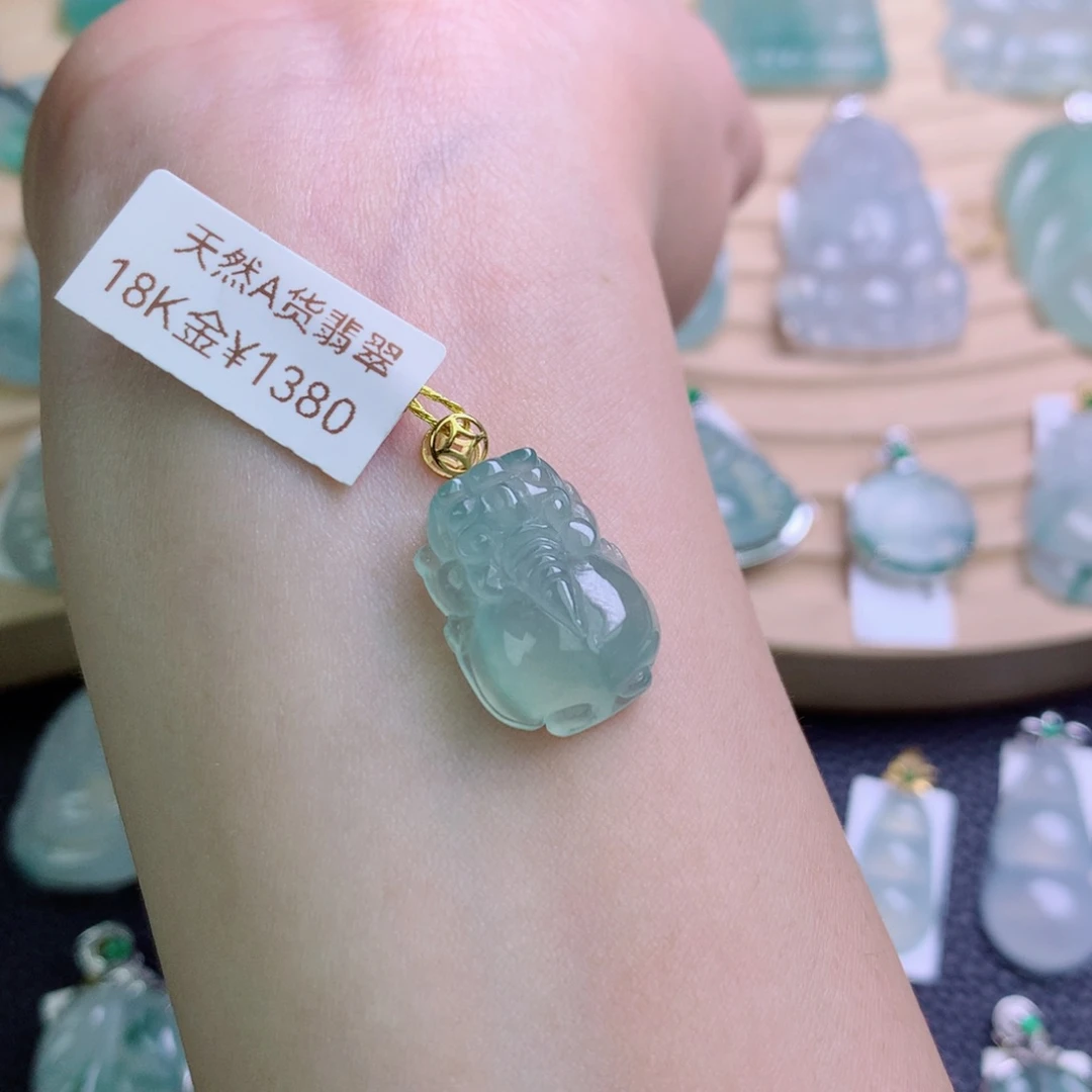 翡翠18K金镶嵌颈饰吊坠