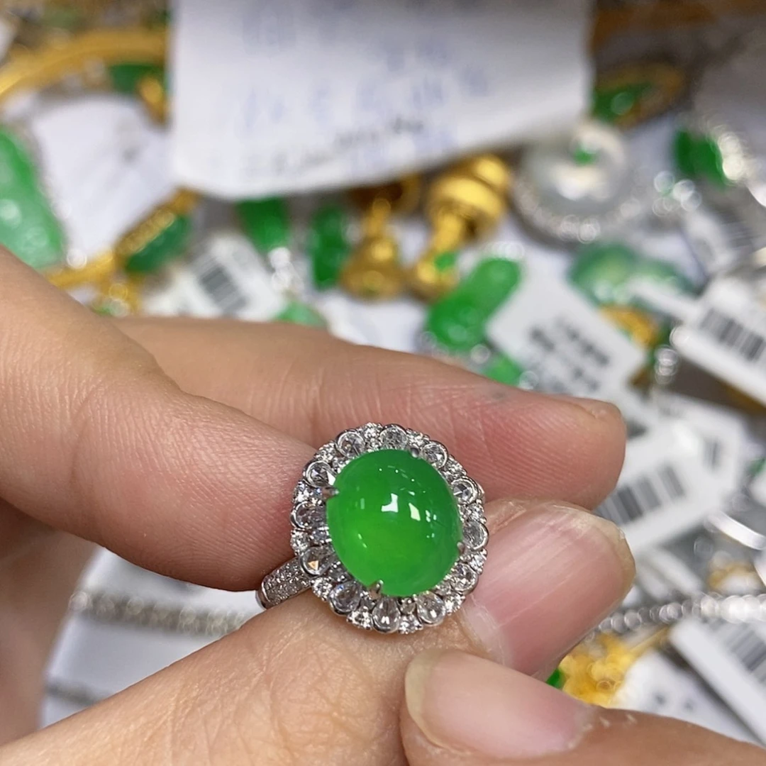【闪购商品】颈饰18K金镶嵌翡翠a****安戒指