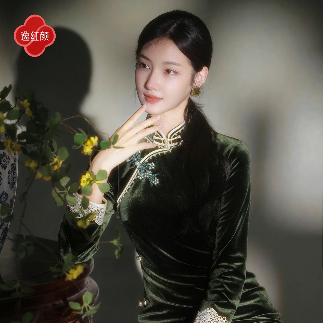 上海逸红颜岁斓2025冬弹力丝绒面料手工钉珠新中式国风旗袍女