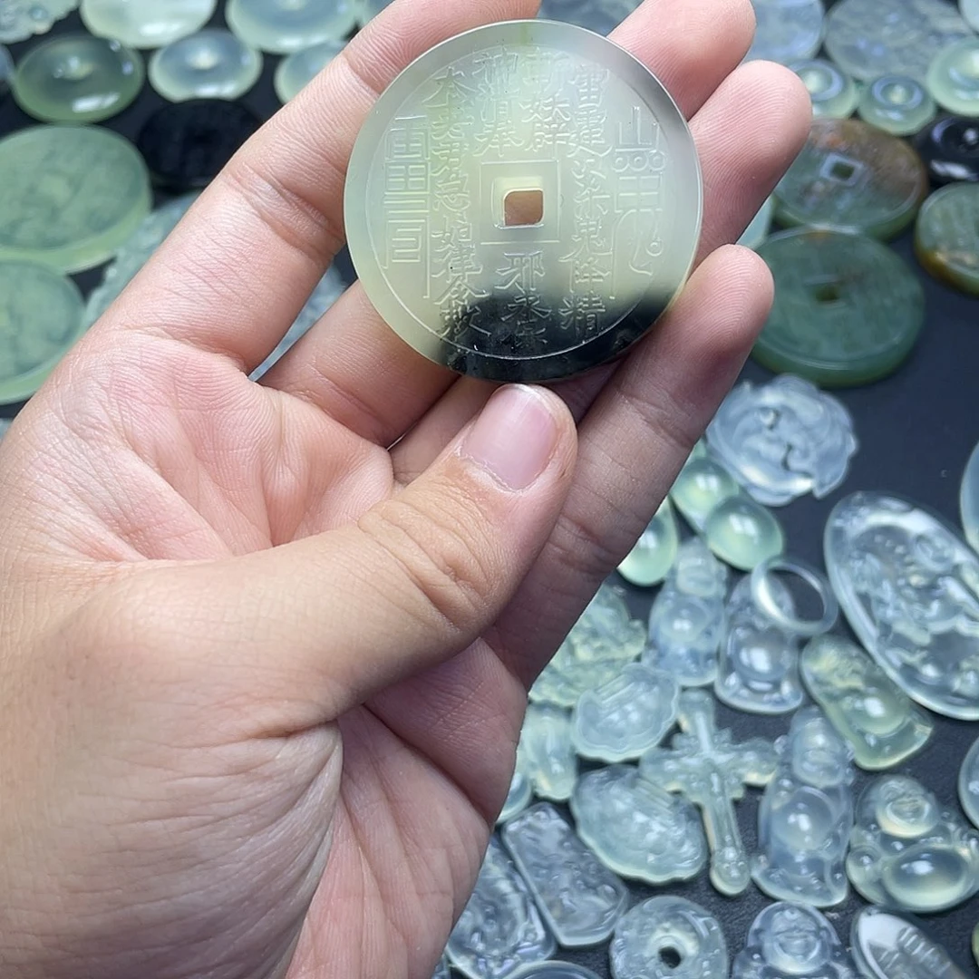 岫玉未镶嵌颈饰山鬼