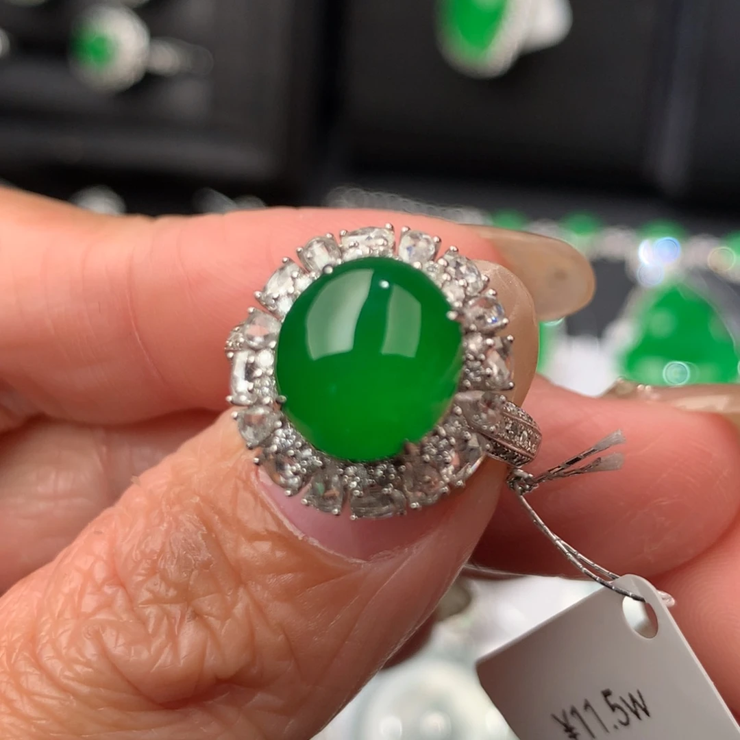 颈饰18K金镶嵌翡翠蛋面