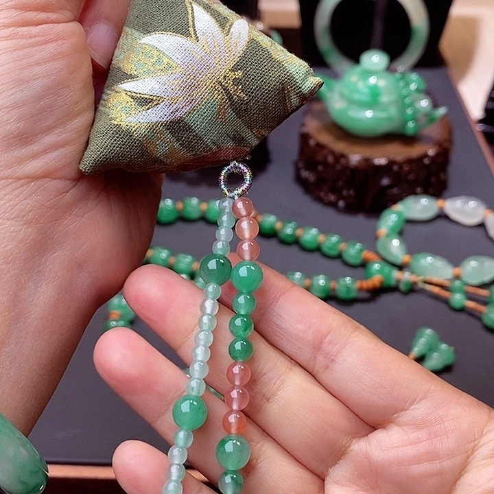 石英质玉（非洲翠）未镶嵌串