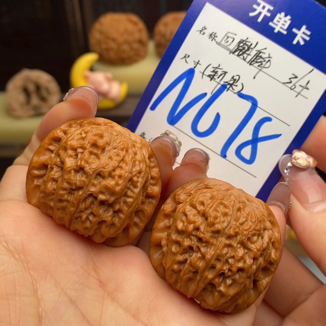 文玩核桃吊坠血麒麟