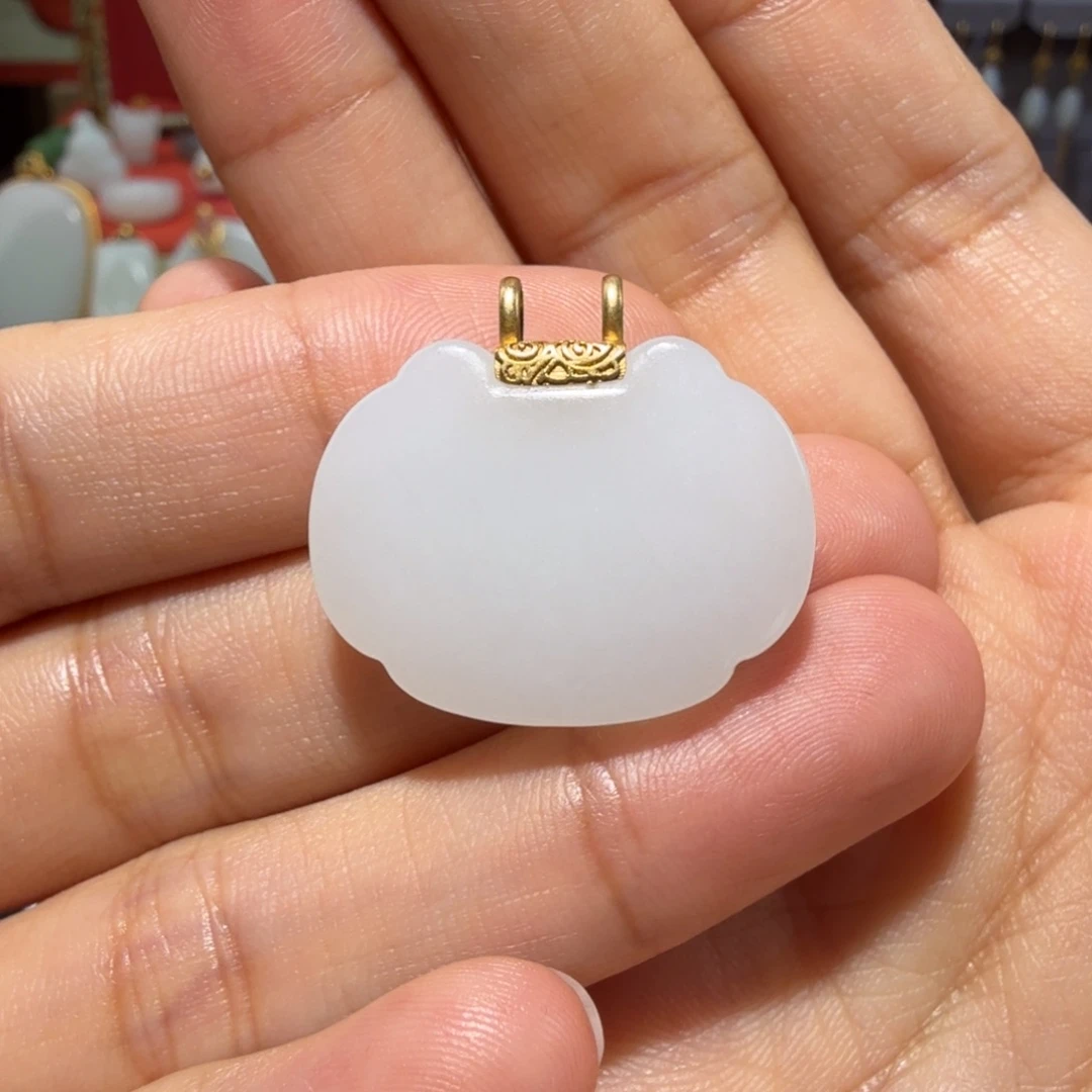 和田玉18K金镶嵌颈饰