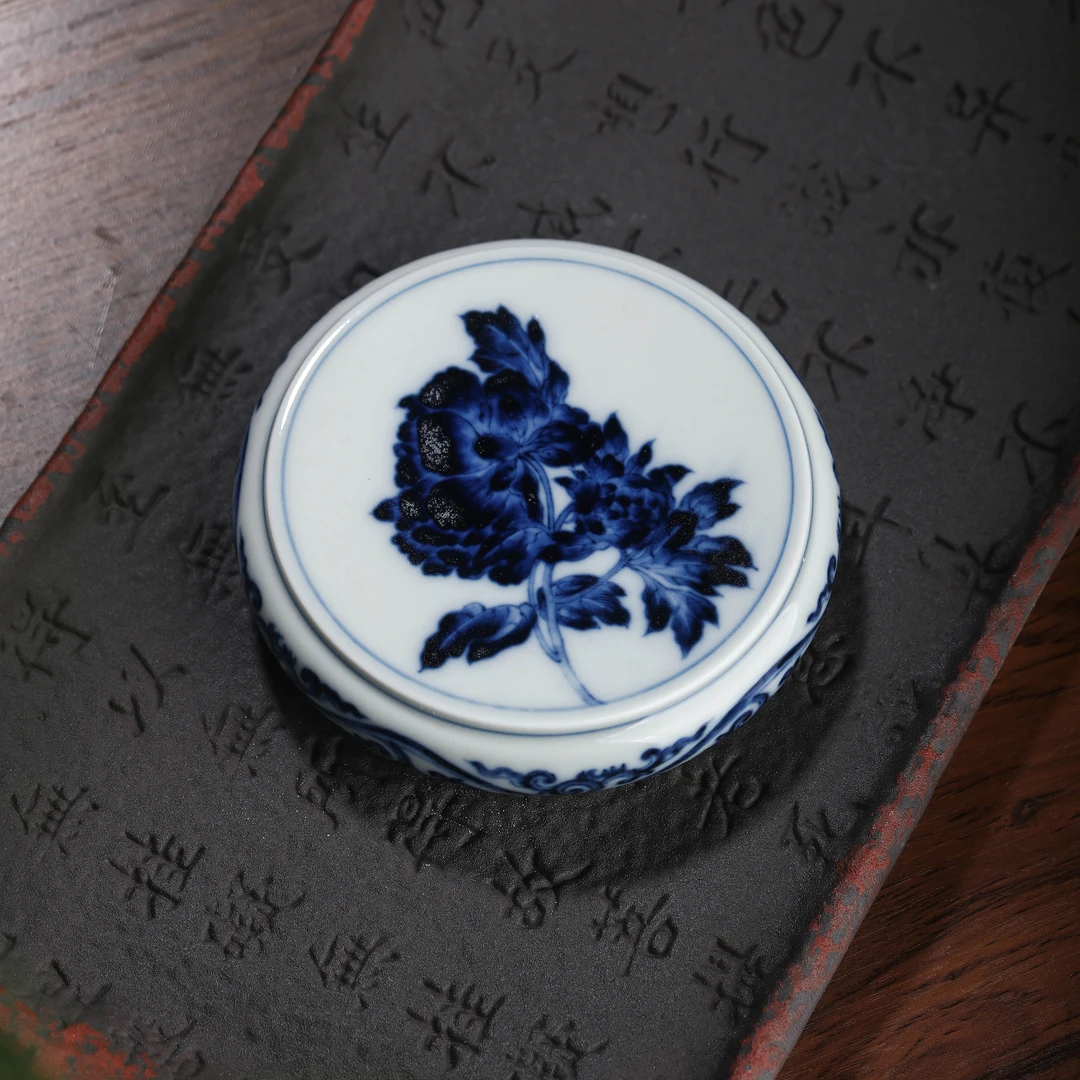 【柴窑】【盖世风华】青花仿明牡丹盖置直径9.6公分
