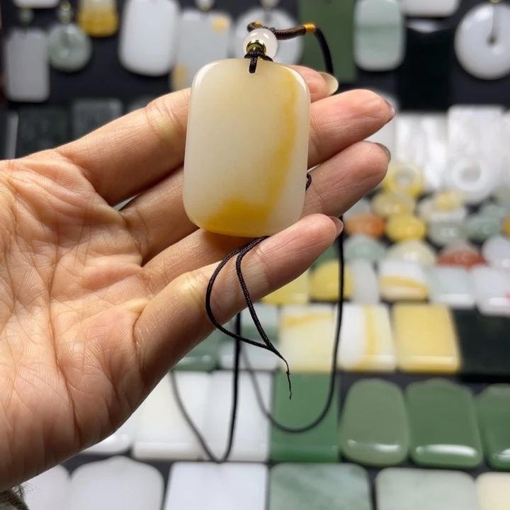 石英质玉（金丝玉）未镶嵌颈饰
