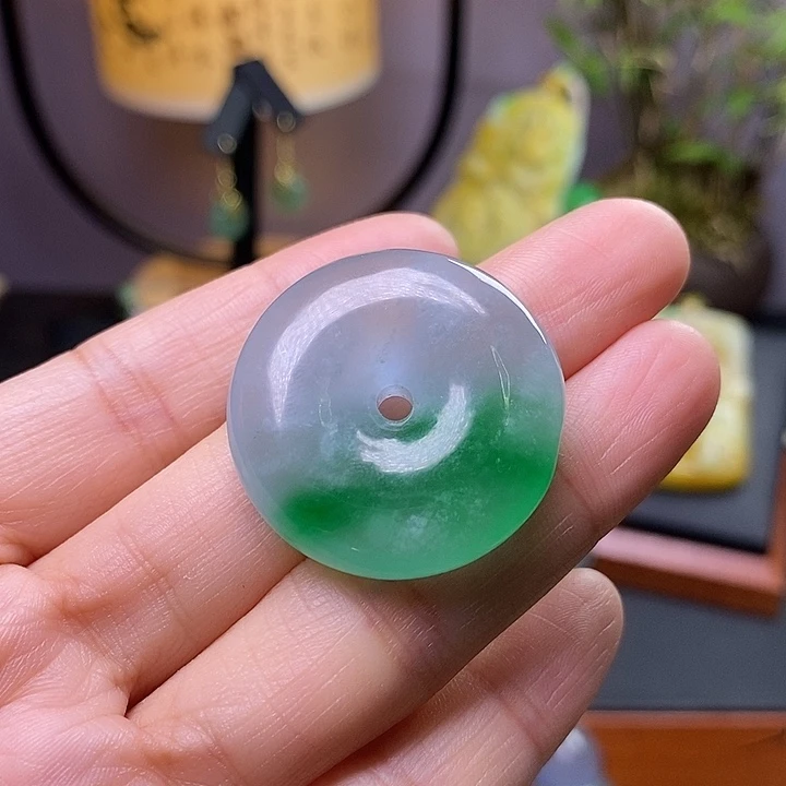 翡翠未镶嵌吊坠(赠链)