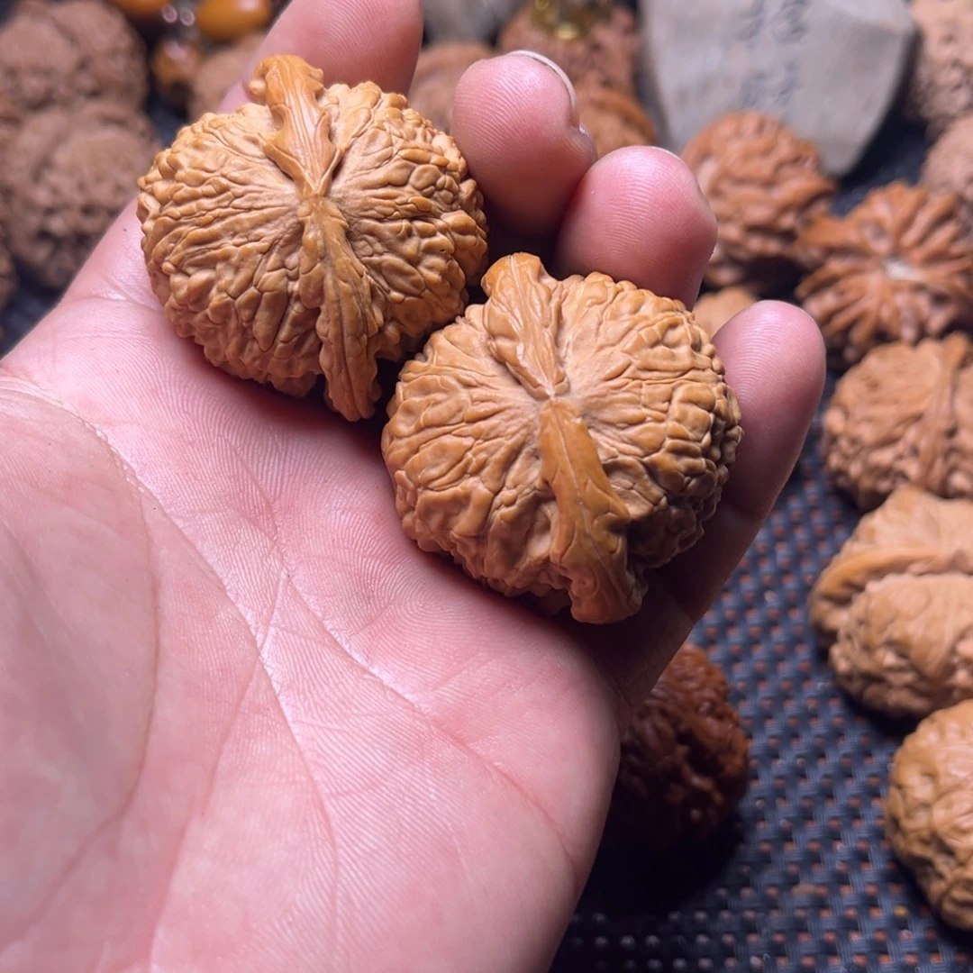 文玩核桃吊坠白狮子