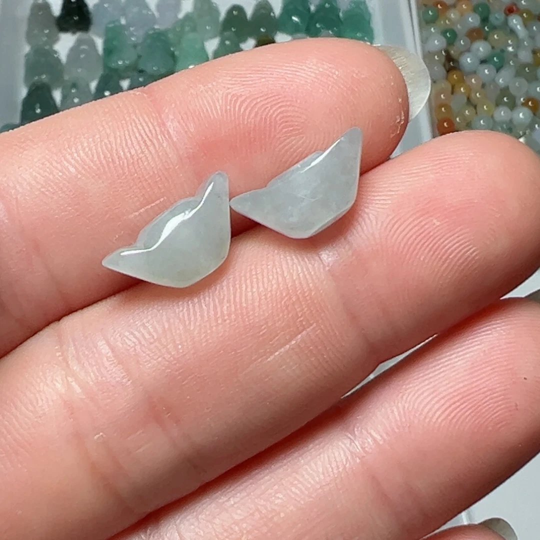 翡翠颈饰未镶嵌吴**能通孔元宝两个40块