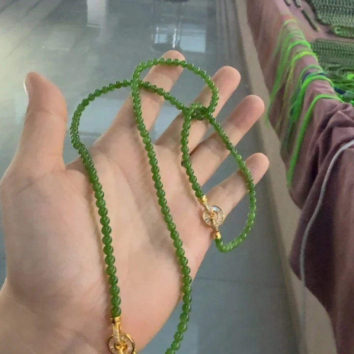 和田玉未镶嵌颈饰兔**乖