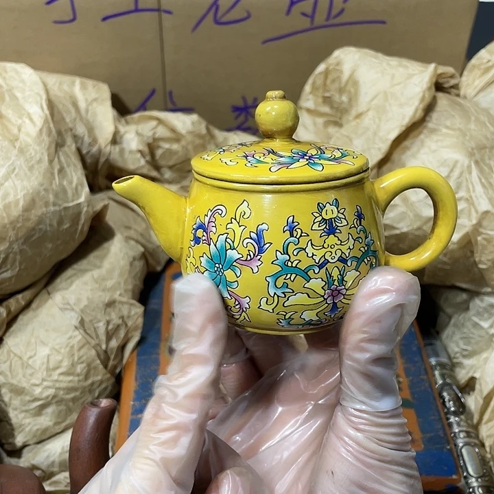 紫砂茶壶原矿泥料，手工制作的一把紫砂壶。