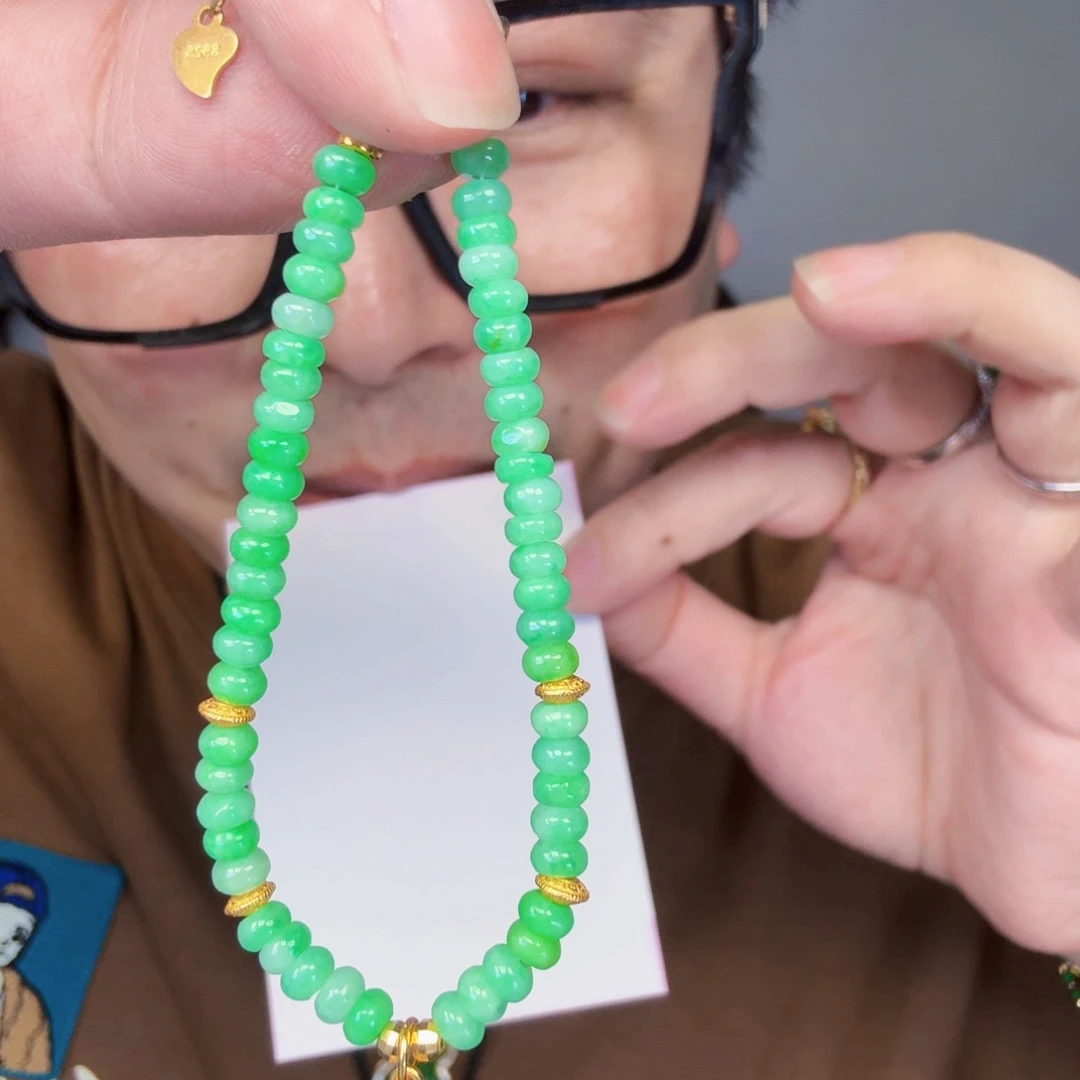 翡翠未镶嵌颈饰一件