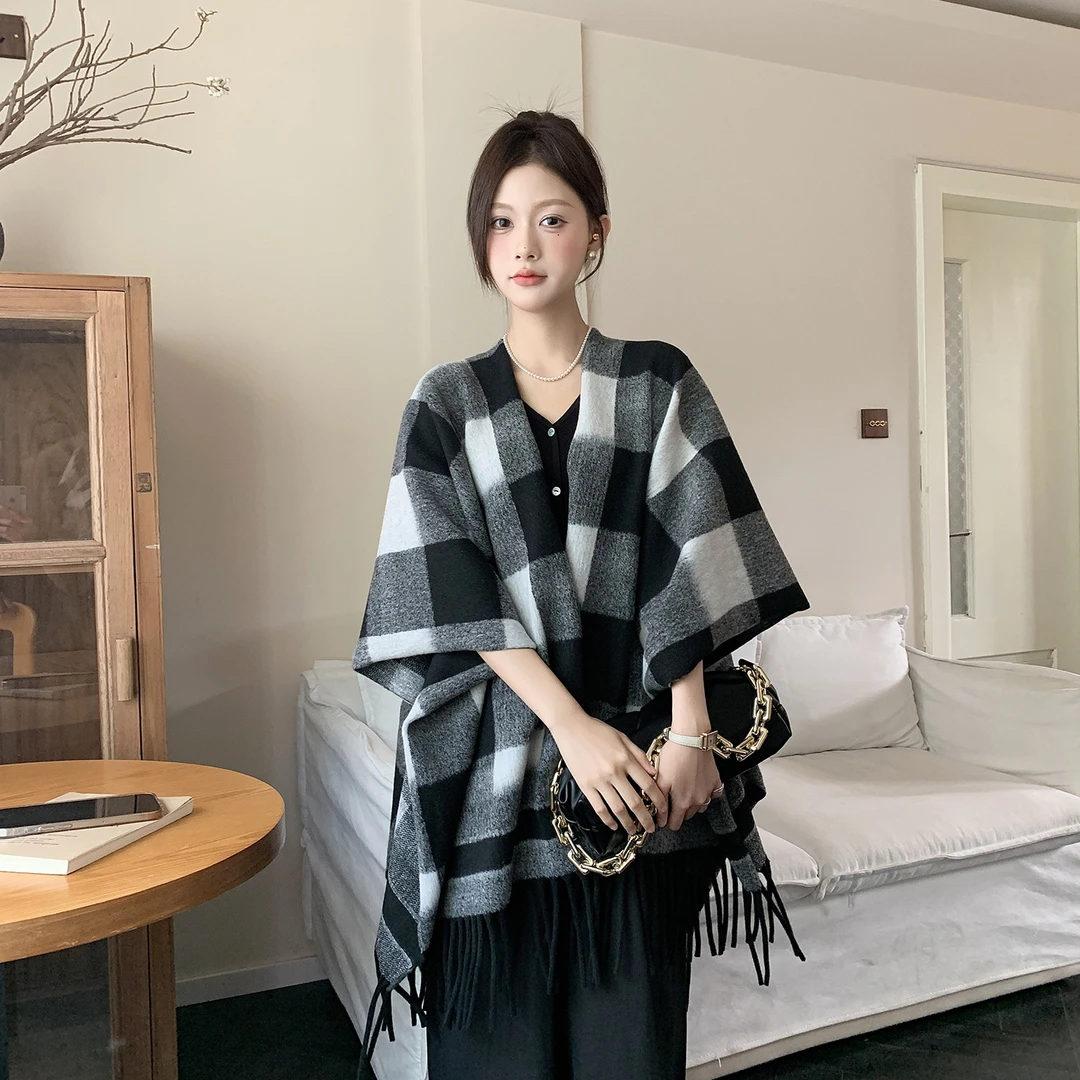 格子披肩女外搭斗篷秋冬保暖大披风空调房开叉流苏围巾韩版高级感