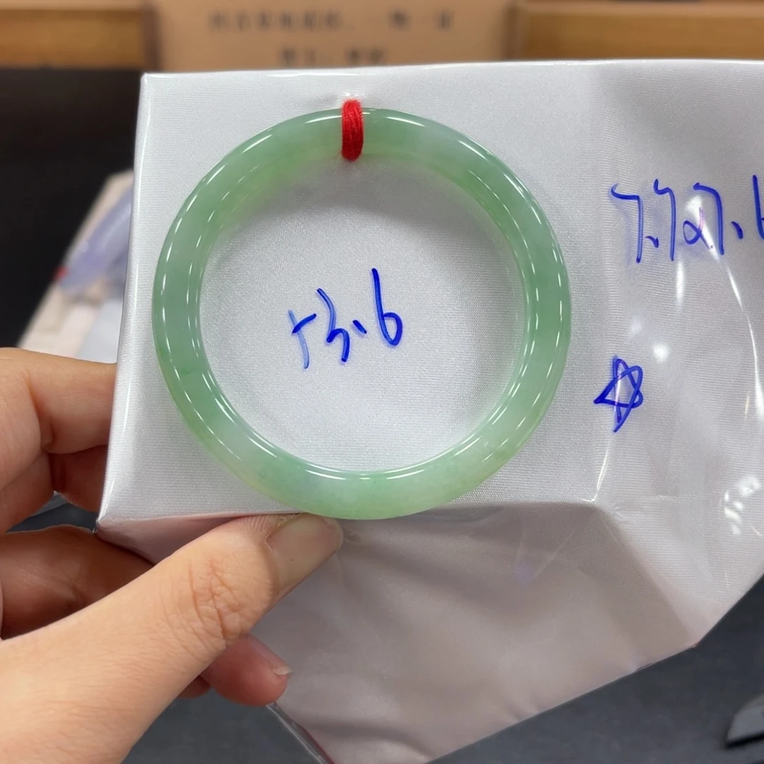 翡翠手镯未镶嵌翡翠