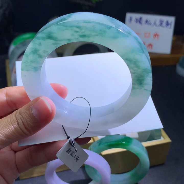 定制翡翠未镶嵌翡翠手镯
