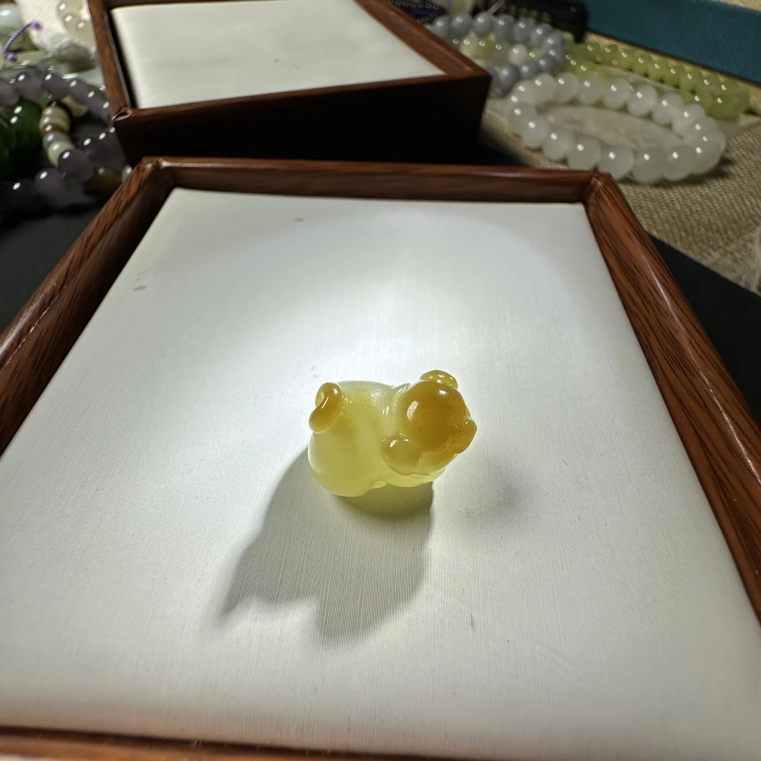 和田玉糖料小猪俏色巧雕手工雕刻料子细腻油润