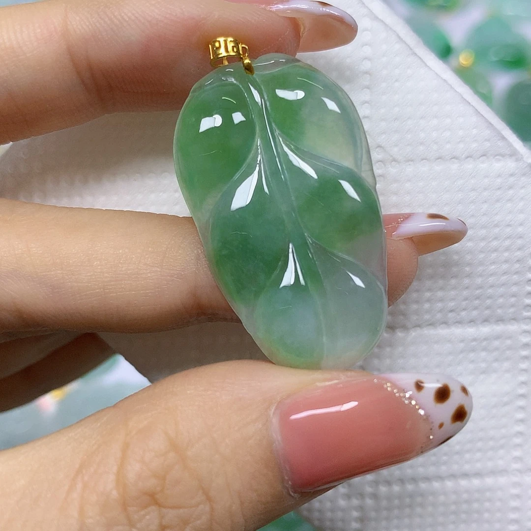 颈饰18K金镶嵌翡翠挂件