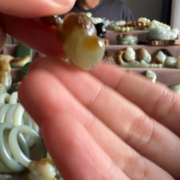 颈饰未镶嵌和田玉（糖玉）