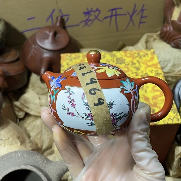 茶壶紫砂矿泥料，手工制作的一把紫砂壶。