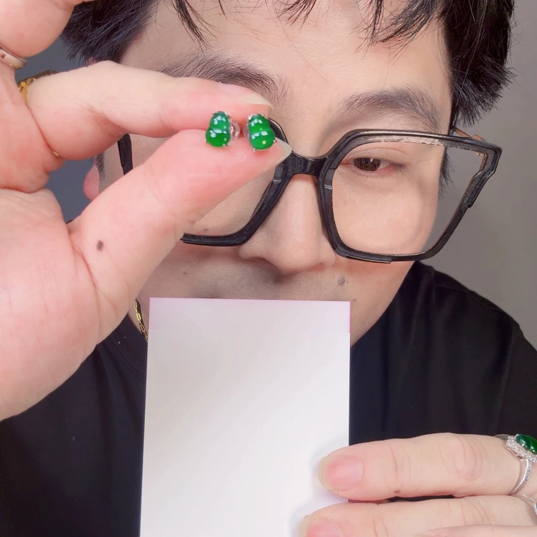 翡翠未镶嵌颈饰一对