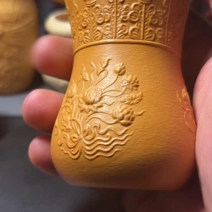 隐隐约约地看到一只大白狗和