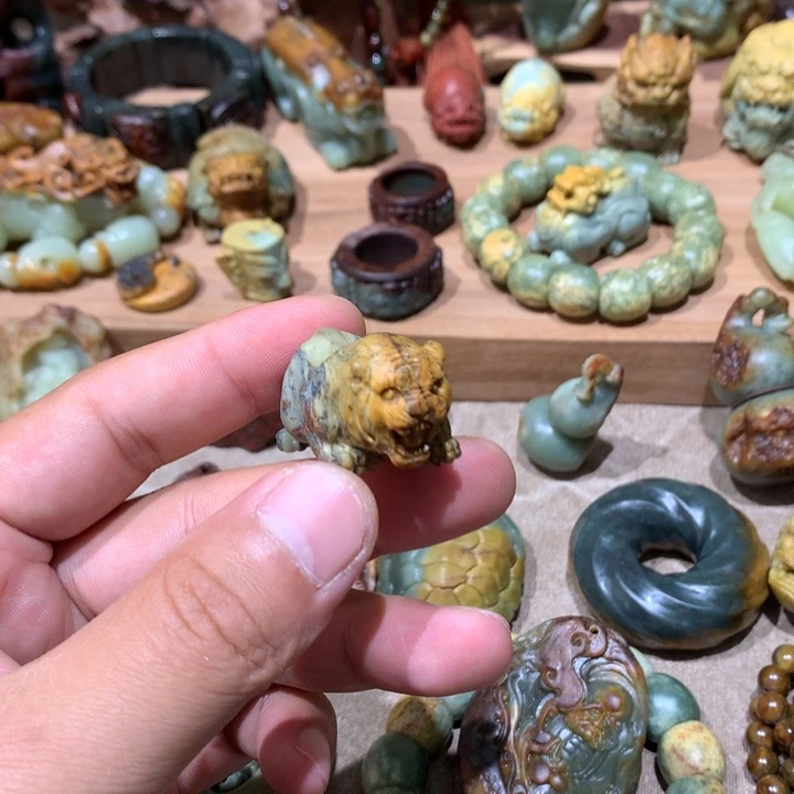 未镶嵌岫岩河磨玉（透闪石质玉）把件