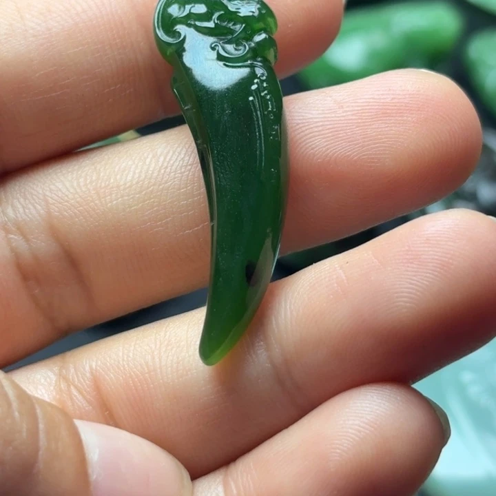 颈饰未镶嵌和田玉（碧玉）