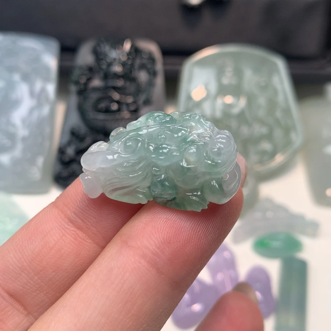 翡翠未镶嵌颈饰貔貅