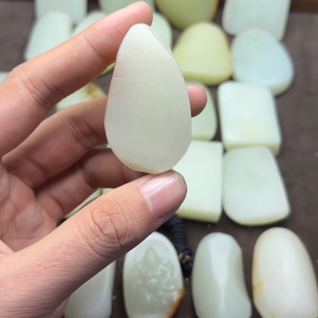 勾***里定制和田玉未镶嵌挂件