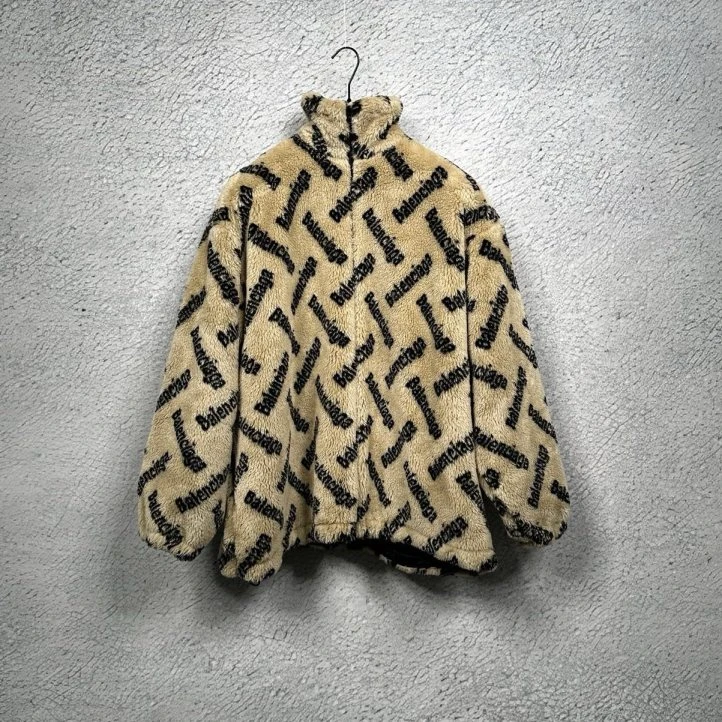 未使用 Balenciaga/巴黎世家 奶茶色字母满印Logo高领拉链羊羔绒