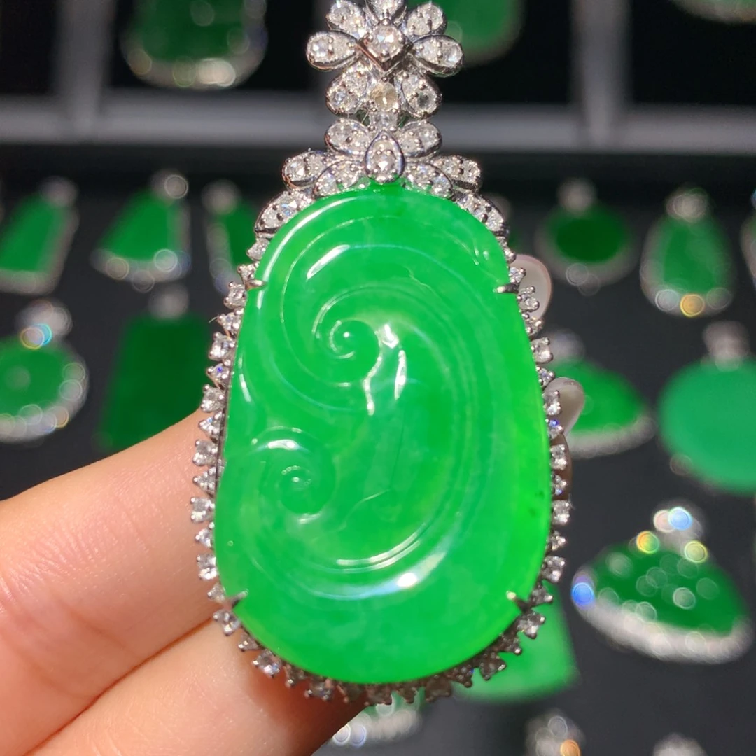 翡翠18K金镶嵌颈饰翡翠