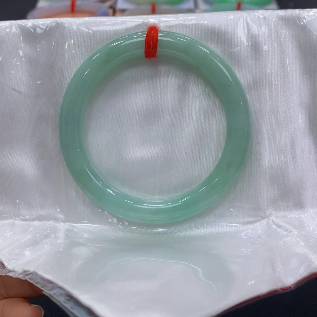 翡翠手镯未镶嵌翡翠