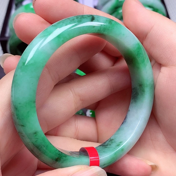 翡翠手镯未镶嵌翡翠手镯
