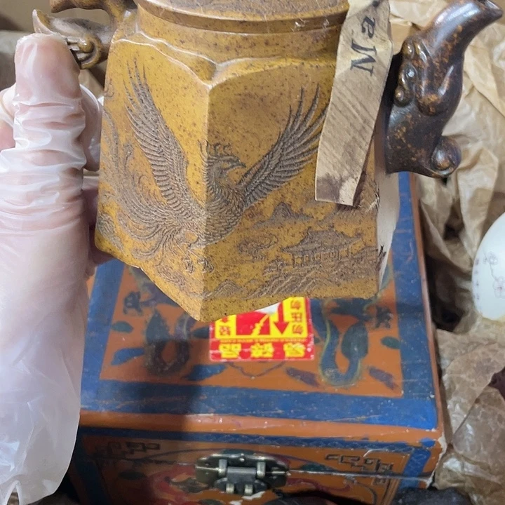 紫砂茶壶原矿泥料手工制作的一把紫砂壶。