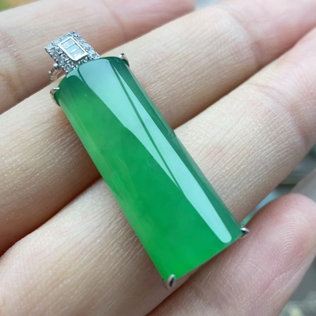 翡翠18K金镶嵌颈饰吊坠