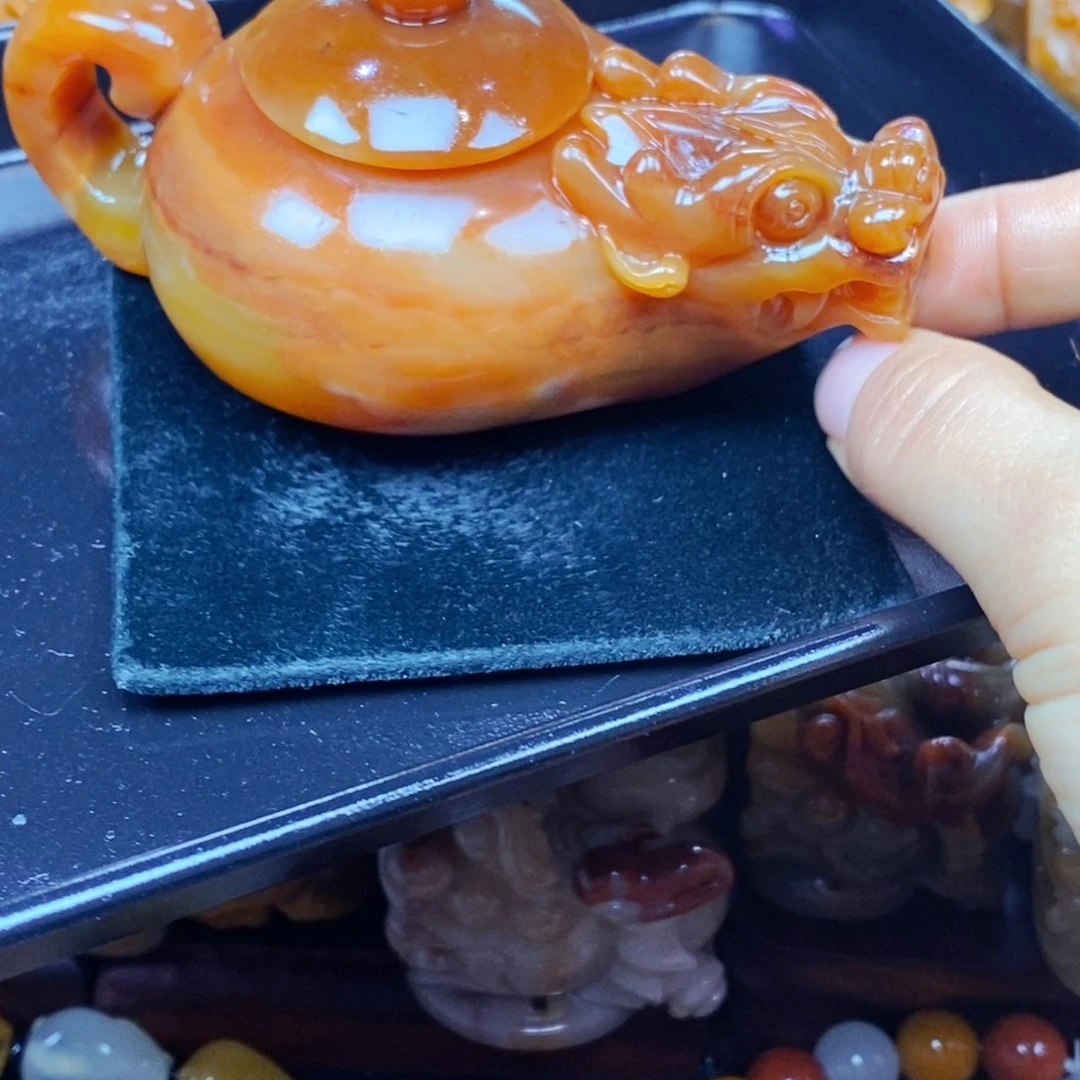 未镶嵌石英质玉（黄龙玉）颈饰