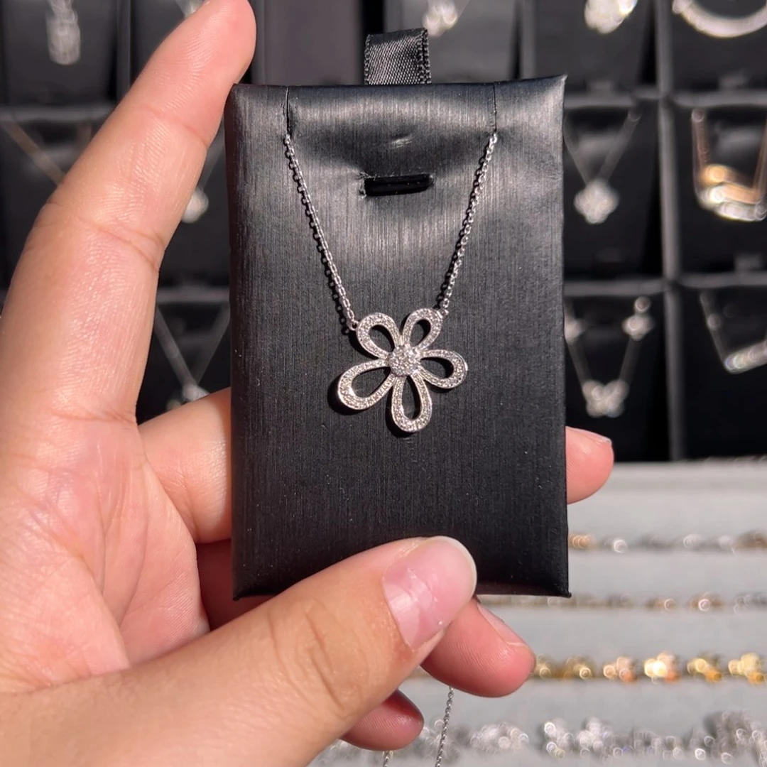 颈饰铂Pt950镶嵌钻石格桑花中号项链