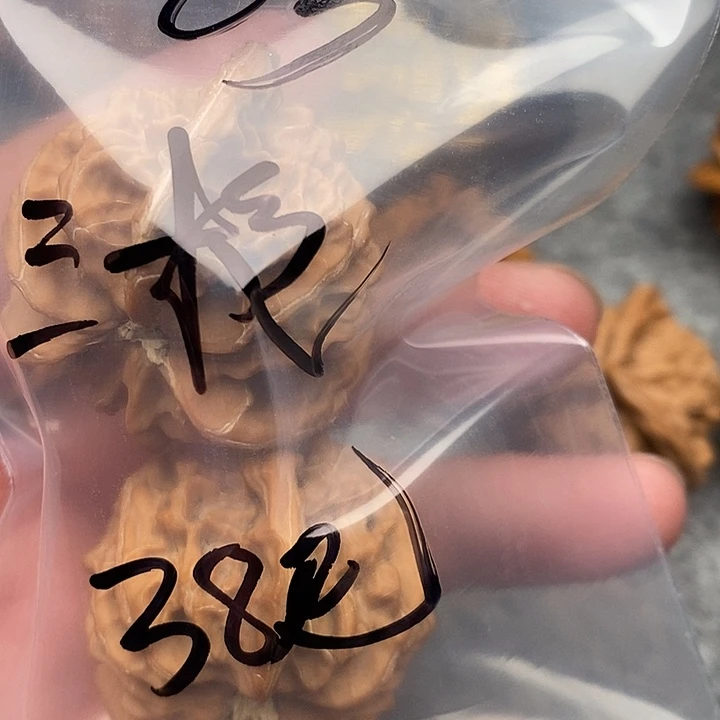 文玩核桃吊坠三棱