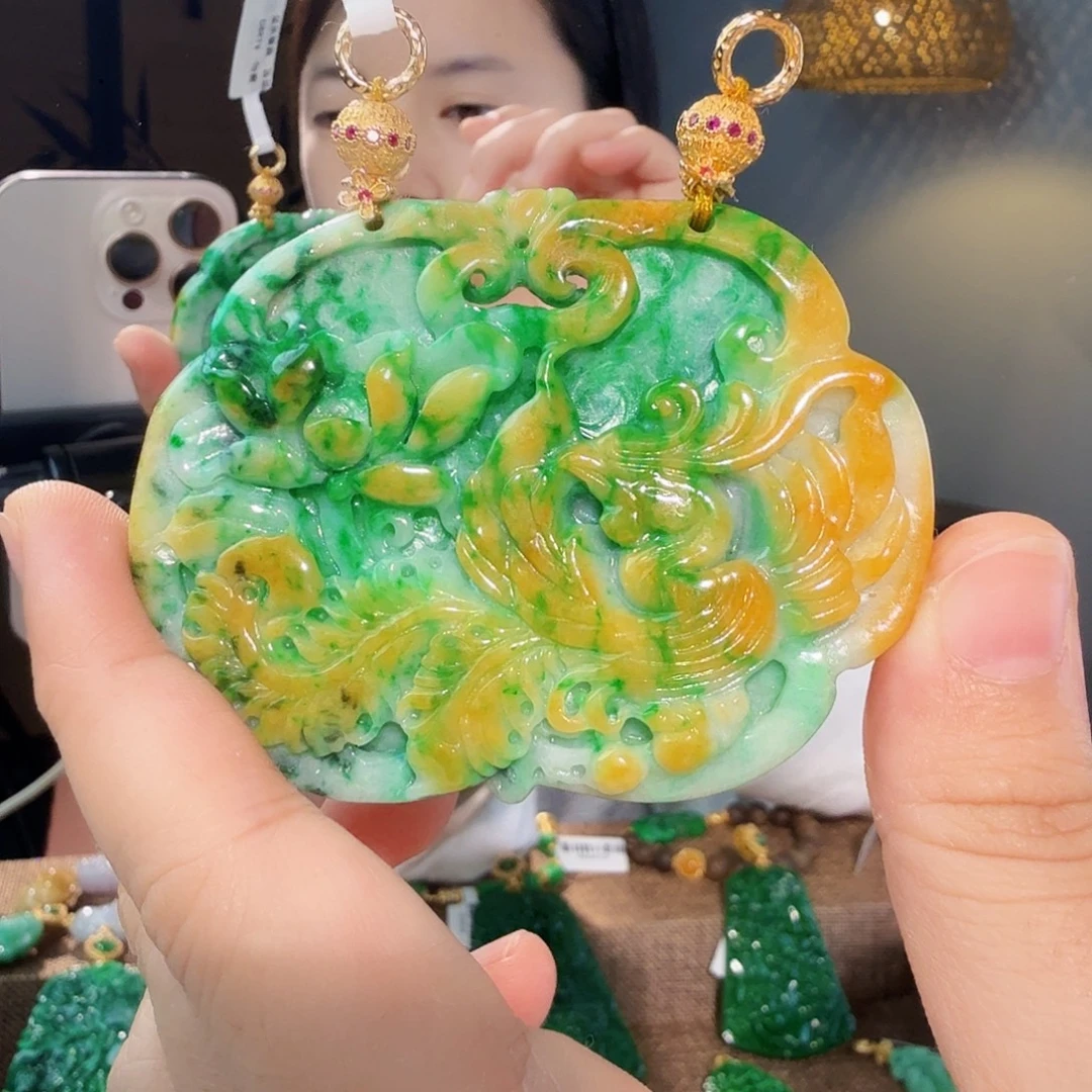 翡翠未镶嵌吊坠(赠链)